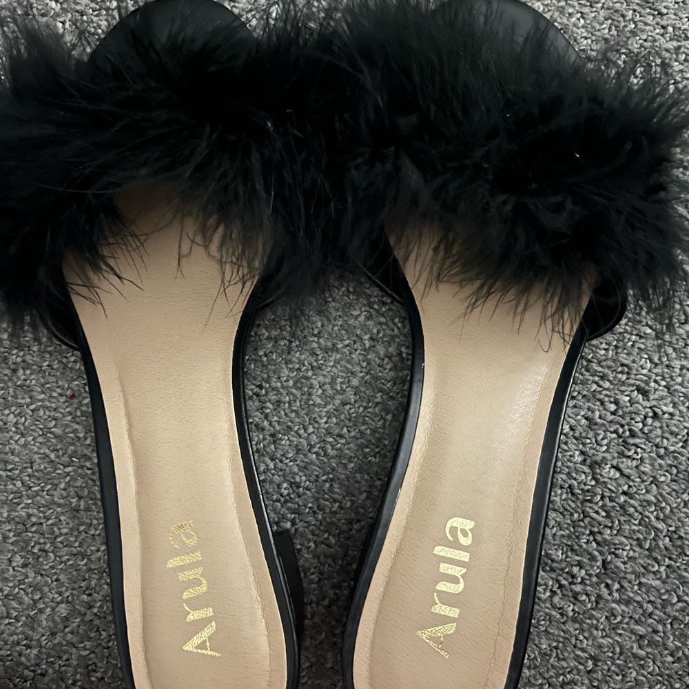Arula Black Feathered Women's Slides